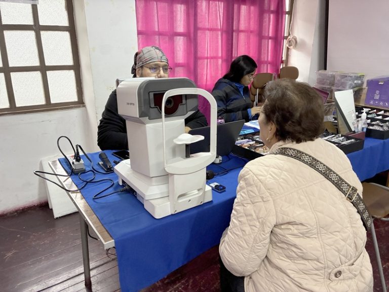 Grupo de adultos mayores recibió atención oftalmológica gratuita en Los Andes