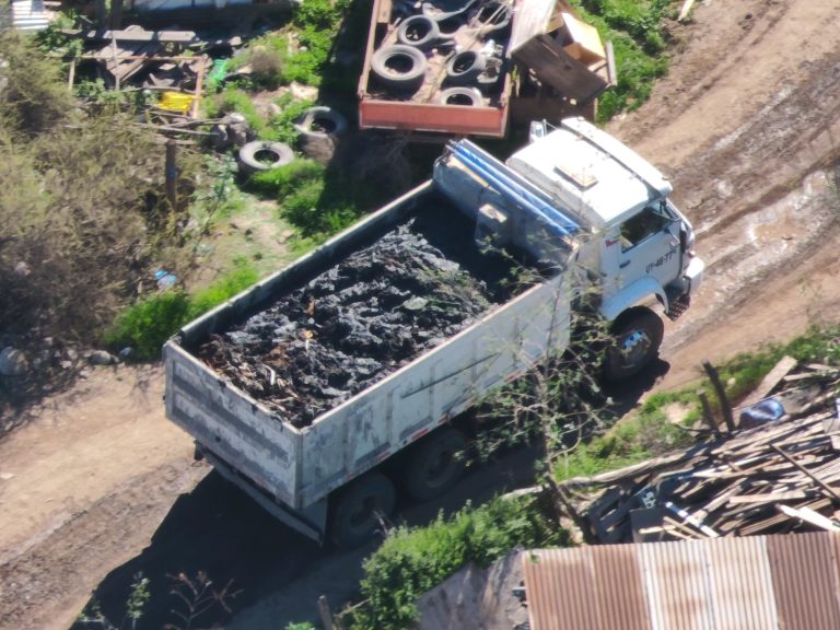 Intensa fiscalización con drones en Los Andes detecta camiones operando en vertedero ilegal