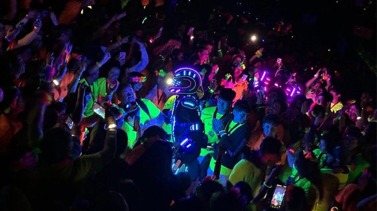 Deporte, música y luces: Llega a San Esteban la corrida nocturna FLÚOR RUN FEST