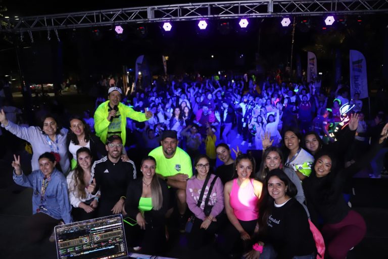 Miles de personas disfrutaron del deporte, la música y los colores en el Fluor Run Fest de San Esteban